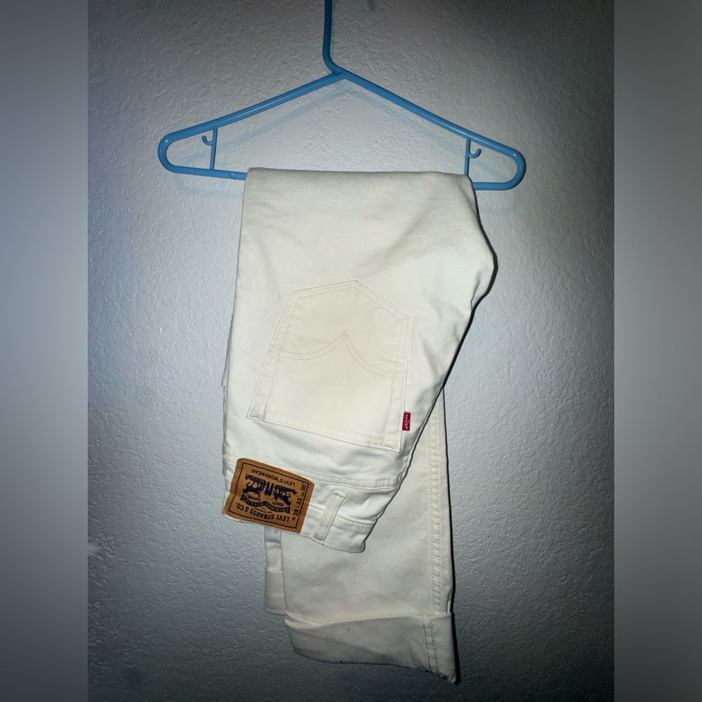 White Levi Women’s Jeans! Size 29 x 32 **gently worn**